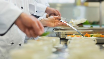 华北理工食堂疑似吃出鼠头,餐饮公司回应:食材由校方提供
